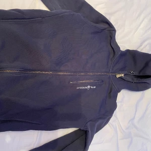 Sail racing ziphoodie - Säljer min sailracing zip för tappat användning av den. Inget fel på den men den är använd så skulle ge den 7-8/10. Skriv vid intresse. Pris kan diskuteras.