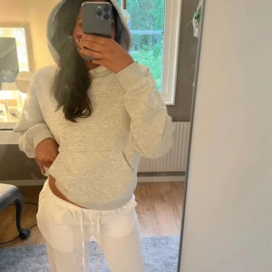 Vita linnebyxor 🤍 - Jätte fina lågmidjade linnebyxor från gina tricot, de finns en väldigt liten fläck på ena benet ( den syns knappt i verkligheten)