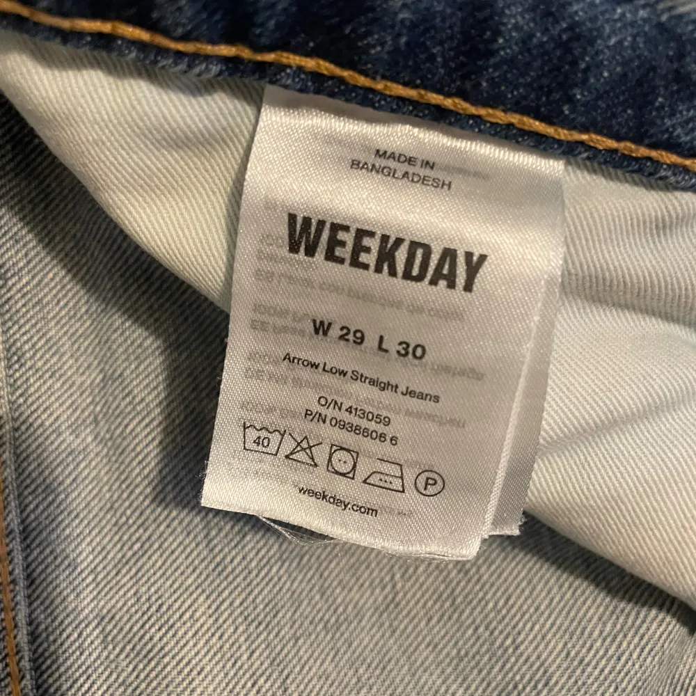 Blåa lågmidjade jeans ifrån weekday. . Jeans & Byxor.