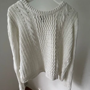 Stickad tröja🤍🤍🤍 - Säljer denna suuuperfina tröja som bara använts 1 gång!! Påminner om gilmore girls!❤️❤️storlek M men passar också S!