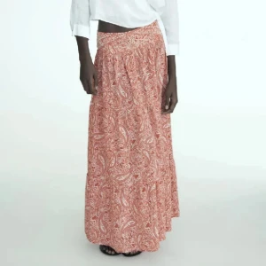 Långkjol - Lägger upp igen pga oseriösa köpare! Så drömig kjol från zara som är helt slutsåld och eftertraktad. Använd fåtal gånger, nyskick! 