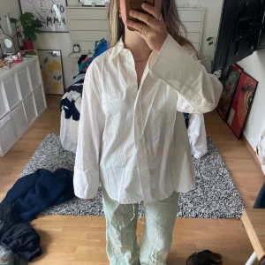 Vit oversize skjorta - Vit skjorta från Gina, helt oanvänd 