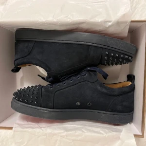 Christian Louboutin skor - Storlek 43  Använd fåtal gånger  Äkta, box följer med, ingen kvitto då den köptes någon månad tillbaka   Skick 8/10  1-2 dagar express frakt 