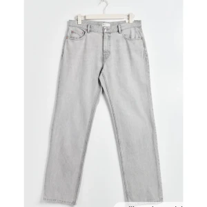 Low waist jeans  - Gråa low waist jeans. Säljer pågrund av att de blivit för små. De har en lite skada som knappt syns, sista bilden visar den lilla skadan. Orginal pris: 500kr Pris går att diskutera!