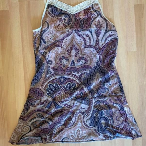 Slip klänning - Genomskinlig slip klänning med spets och coolt mönster 