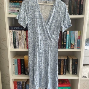 Klänning - Så fin kortärmad kort klänning från indiska med blommor på. Klänningen är endast använd ett fåtal gånger, men behövs strykas🤍