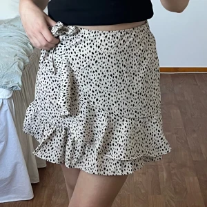 Kjol  - Jättesöt kjol som är helt oanvänd. Kjolen har både resor i midjan och dragkedja. 🖤