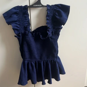 Blå topp - Söt blå topp, rätt stretchig. Helt oanvänd Stl XS men kan passa S.  Kontakta mig om ni vill ha fler bilder :)  Köparen står för frakten själv!  Pris kan diskuteras. 