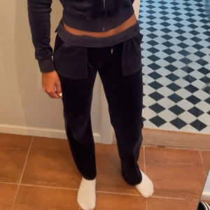 Jucie couture byxor  - Byxorna är i super bra skick och har inte använts så jätte många gånger! Är man intresserad av att köpa hela de blåa sättet är de bara att höra av sig!💗