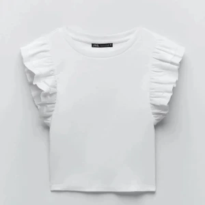 Topp med volanger - Jätte gullig topp med volanger från zara, aldrig använd 💓skriv för fler bilder 🥰