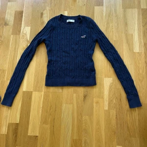 Stickad tröja - Stickad tröja från Hollister i storlek XS, använd fåtal gånger och är i mycket bra skick.