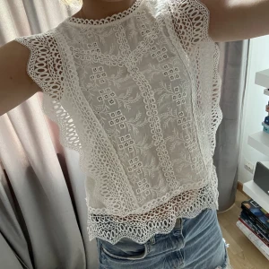 Vit topp  - Super fin vitt sommar topp med spets💗 Storlek Xs-S. Köpt för ca 1 år sen och säljer då den inte kommer till användning. Kom gärna med prisförslag. Köparen står för frakten 💗🥰