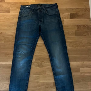 Jack And Jones Jeans - Säljer mina Jack and jones jeans som är lite slitna här och där men gör att dem får en snygg sliten look. Nypris: 1000 Mitt pris: 699