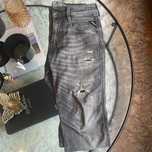 Replay ANBASS gråa  - Tjena ! Säljer nu ett par gråa replay anbass jeans i riktigt bra skick. Jeansen är knappast använda.  Kontakta för fler frågor eller bilder 😃