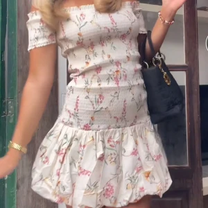 Hm klänning - Jäääättefinn blommig klänning. Har ALDRIG använts men testar att sälja den här annars får jag lämna tillbaka den ❤️ (prislappen frf kvar) pris kan diskuteras!!