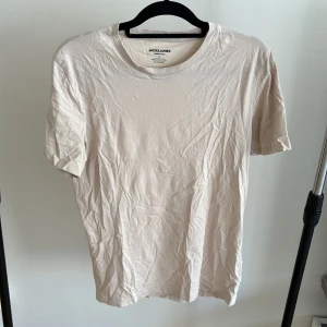 Beige T-shirt från Jack and jones - Beige T-shirt från Jack and Jones i stl M Knappt använd