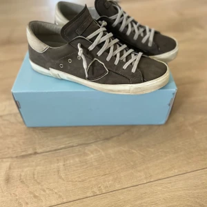 Philippe Model skor - Tjena, jag säljer nu mina sjukt snygga Philippe model som är i väldigt bra skick! Ny pris på dom är cirka 4100kr. Så hör av dig vid några frågor 