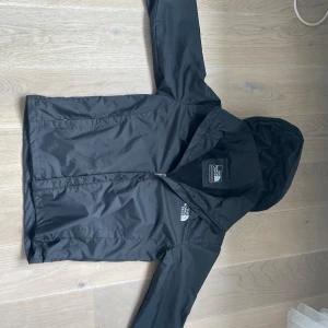 North face windbreaker  - Helt ny  i perfekt skick , säljer den pga att den är för stor för mig . Den är i storlek L men väldigt lite i storleken . Du Behöver vara minst 170