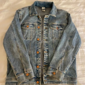 Jeansjacka  - Ljusblå jeansjacka från Lindex i storlek 152/XS 💞