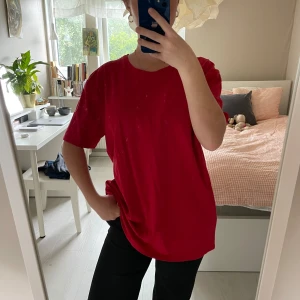 Röd T-shirt  - Röd T-shirt med tryck