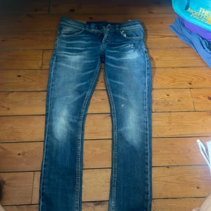 Dondup George - Storlek 31, lite för små för mig så. Riktigt feta jeans med snygg urtvättning och slitningar. Skick 8-9/10. 