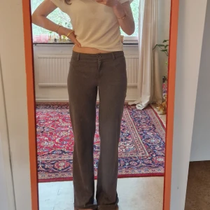 Lågmidjade byxor - Nästan aldrig använda. Strl XS men passar mig som brukar ha S-M i byxor. Strechigt material och såå bekväma. Färgen är som på bild 3. Säljer också tröjan i bilden!<3