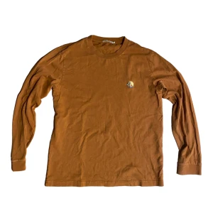 Nudie jeans tröja - Nudie jeans långärmad tröja • Storlek S, passar även M • Bra skick, använd fåtal gånger och inga defekter • Nypris: 1200kr • Svarar gärna på frågor eller funderingar