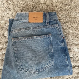 Straight leg jeans  - Helt nya straight leg jeans från bershka som jag endast har testat. Passar mig som brukar ha 36 i storlek💞 nypris 449kr