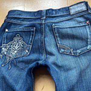 Snygga jeans i Nyskick! I bootcut 💞 midja 79cm & Innerben 83cm💞jag är ca 165