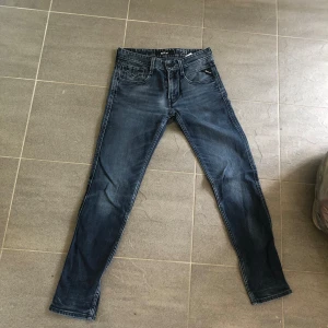 Replay 29 - Ett par replay jeans i bra skick 9/10, snygg mörkblå färg! Skriv för mer info😇