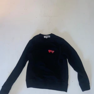 CDG sweatshirt - Säljer nu min cdg double hearted sweatshirt! Den är använd 1 gång men för liten och gick ej att lämna tillbaka därav säljer jag den. För mer info kontakta mig!