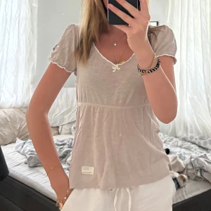 odd molly topp - jättegullig topp från odd molly, köpt second hand men använd av mig en gång, jättefint skick 