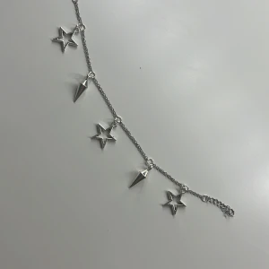 Armband - Silvrigt armband med stjärnor o ”spikar”