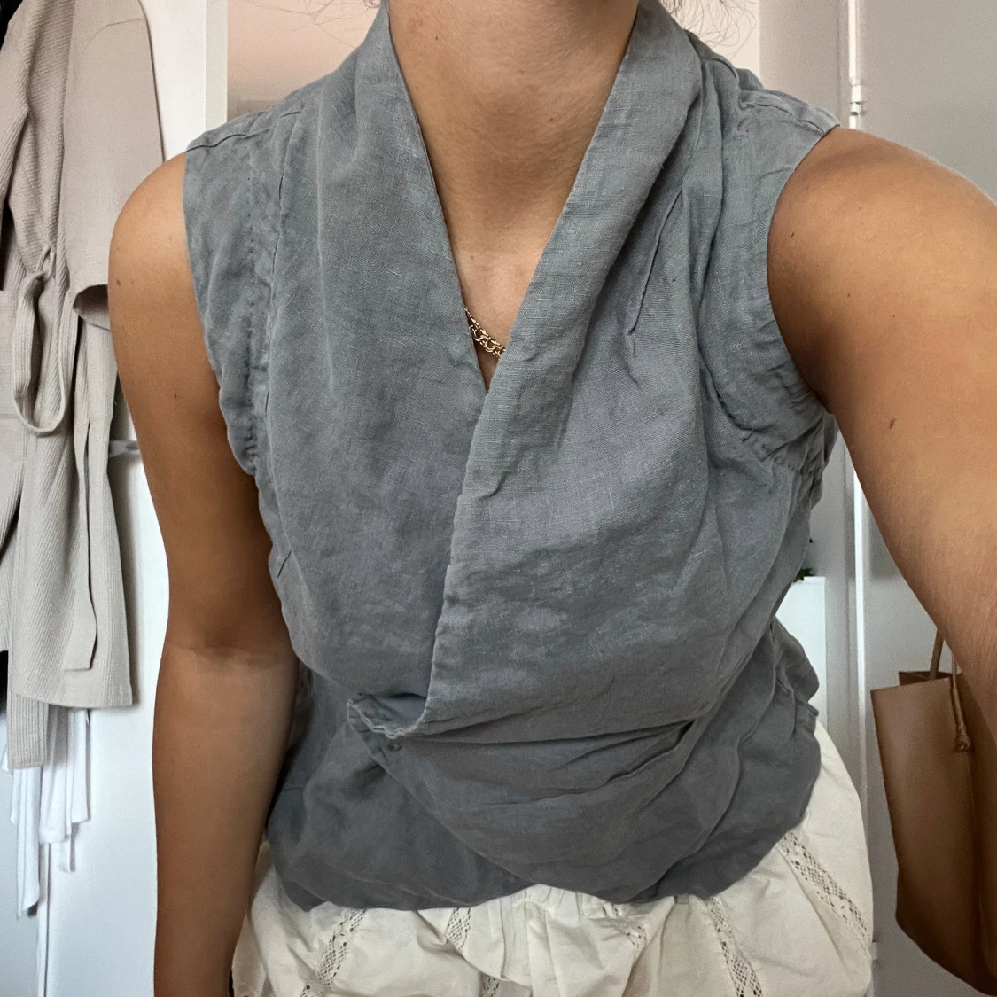 Fin väst som går att ha på olika sätt