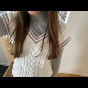 Stickad väst Cubus  - Säljer denna jätte söta stickade vita väst🤍 med lila detaljer💜den är köpt på Cubus och använts ett fåtal gånger, så den är i mycket fint skick! Kan stylas med mycket som tex en polotröja som på bilden🤩