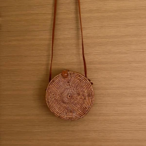 Amerii Boho handvävd rund crossbody med läder detaljer  - Amerii Boho handvävd rund crossbody med läder detaljer i nyskick. Dustbag tillkommer. Vid intresse och för fler bilder, skicka ett meddelande!💫