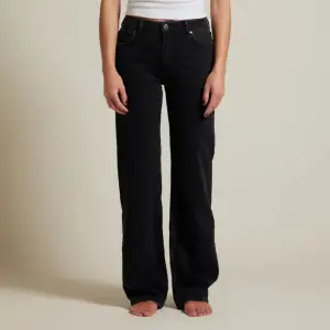 Svarta/ urtvättade jeans från BIKBOK i modellen ”Mid Wide 980”. Använda fåtal gånger, som nya 🤍   Nypris 699kr Mitt pris 300kr