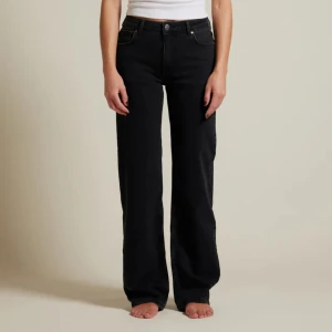 Mid wide jeans 980 - Svarta/ urtvättade jeans från BIKBOK i modellen ”Mid Wide 980”. Använda fåtal gånger, som nya 🤍   Nypris 699kr Mitt pris 120kr