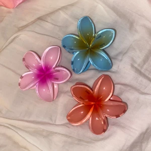 blommor hårklämmor - aldrig använda