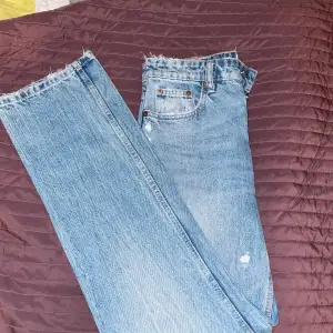 Säljer drömjeansen köpta i zara för två år sen men använda max 2-3 gånger, jeansen är i princip nyskick. Såå fina raka slitna jeans som har blivit för stora på mig! 