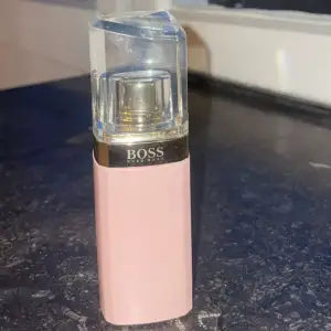 Hej det är en Hugo boss parfym som jag har använt 3 gånger. Lukten passade inte mig den var fruktig och håller länge. Pris kan diskuteras.  