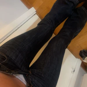 Vintage jeans - Säljer ett par perfekta lowrise jeans som tyvärr är för små för mig. Står ingen storlek på jeansen men skulle säga XS.  Jeansen har lite skimmer/glitterpartiklar som en snygg detalj men inget som tar över.  Midja: 37cm (tvärs över) Längd: 101cm