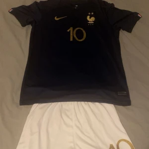 Mbappe national team 22/23 jersey  - Helt Oanvänd  Passar mig inte i storleken Shortsen ingår! Går ej att köpa separat 