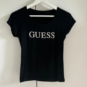 T shirt - Superfin svart tight t shirt från GUESS. Passar mig bra som har storlek S.💕