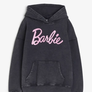 Hoodie - Säljer min ass fina Barbie hoodie från Hm!!