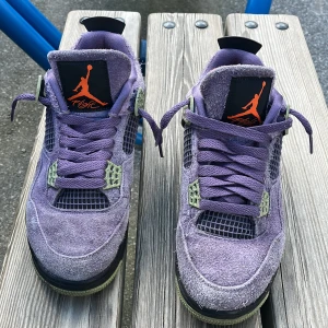 Jordan 4s Retro cantona Purple  - Pris kan diskuteras i den Ordinarie pris 4000kr säljs för 1500kr Bra skick  Använd ett par gånger 