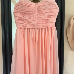 Rosa klänning - Rosa bandou klänning från Kappahl💗fin sommarklänning, mkt bra skick, står ingen lapp men Tor det är storlek M typ