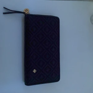Tory Burch plånbok  - säljer nu min plånbok som inte har använts Mycket förvaring för både kort och kontanter den är (äkta) nypris 3305kr