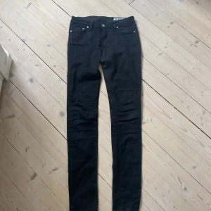 Lågmidajde jeans  - Svarta lågmidajde jeans från Crocker. Pris kan diskuteras.