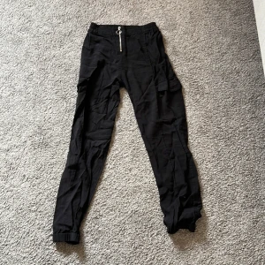 Svarta byxor🖤 - Jätte fina byxor🖤 är inte i bästa skick men dem är ändå väldigt fina🖤🖤🖤💞